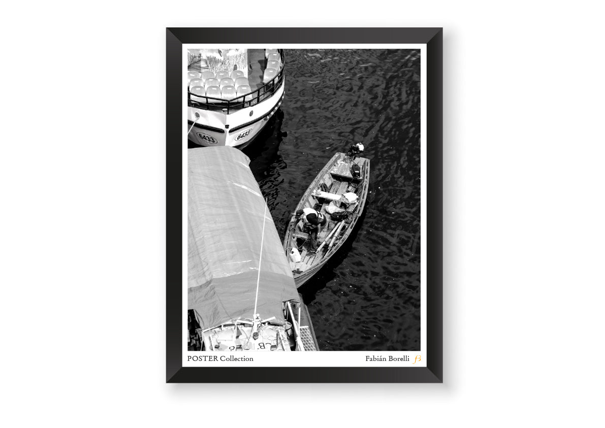 Entre botes y silencios